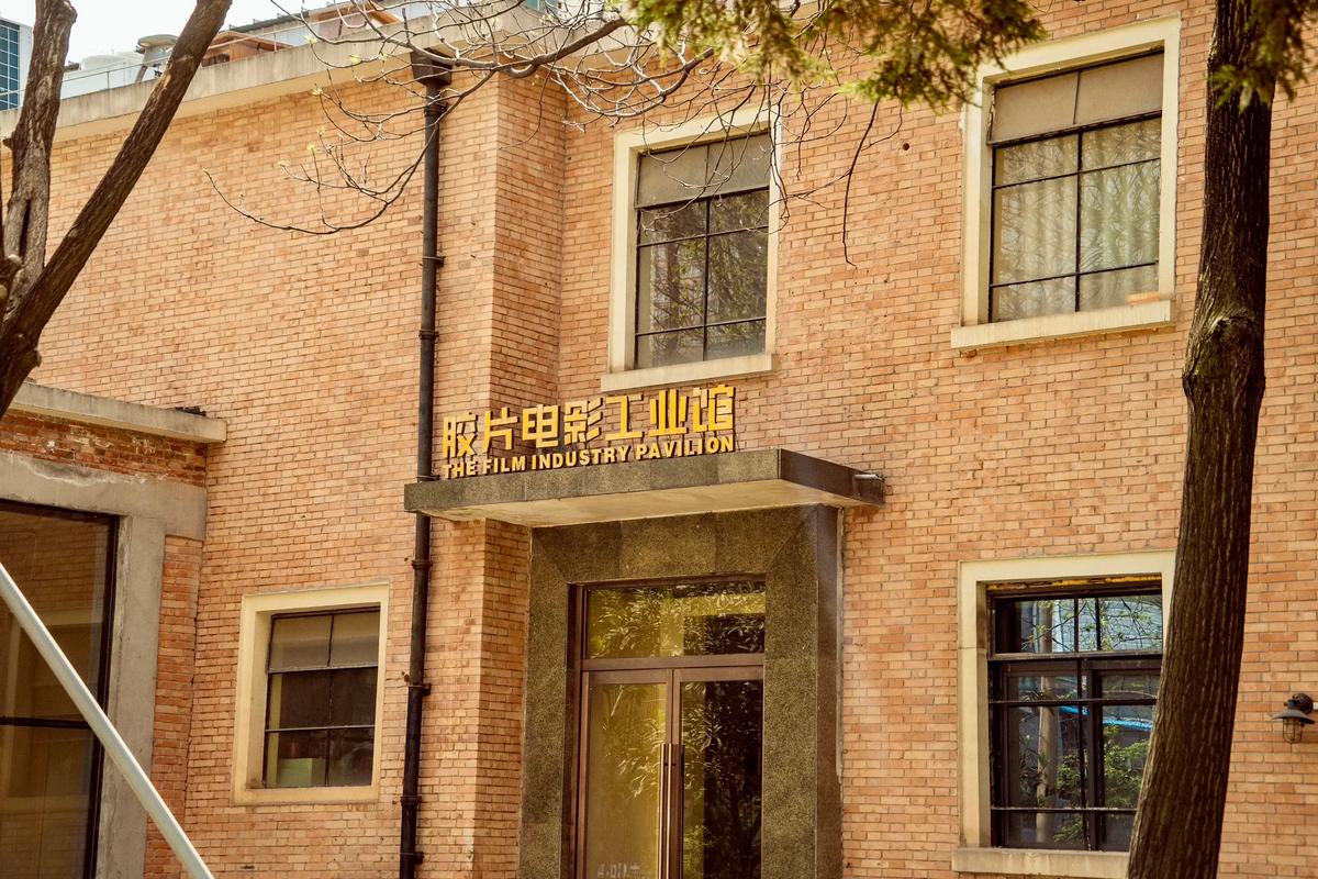 一边摸一边亲一边捅的相关介绍
