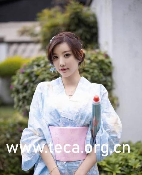 女孩下体出现黄色分泌物的相关介绍