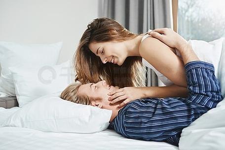 玩弄少妇白嫩高耸的乳峰av的相关介绍