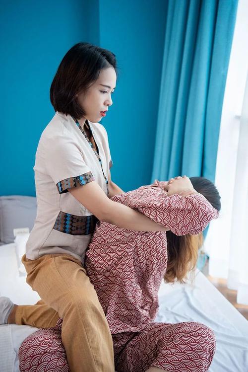 日本2少妇精油按摩：深层舒缓疲劳与身心放松的私密护理体验