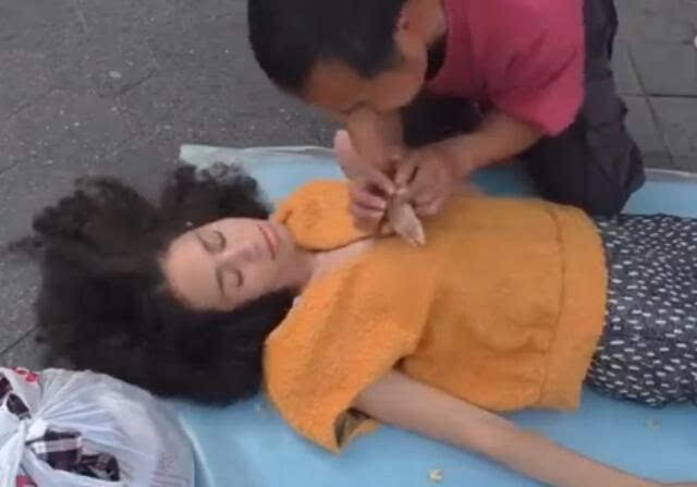 美女老师被同学操的相关介绍
